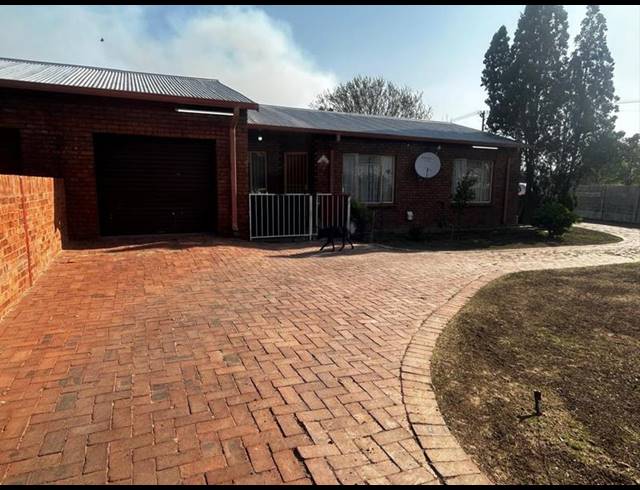 2 BEDROOM TOWNHOUSE FOR SALE IN MEYERVILLE